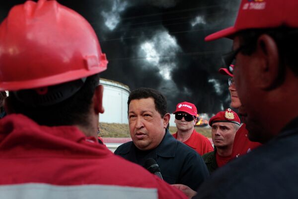 Уго Чавес на месте пожара на НПЗ Amuay в Венесуэле