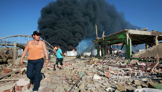 Дым от пожара после взрыва на НПЗ Amuay в Венесуэле