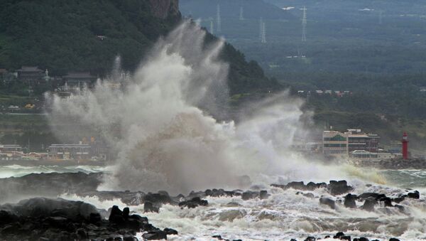 Волны разбиваются о берег у острова Чеджудо в Южной Корее