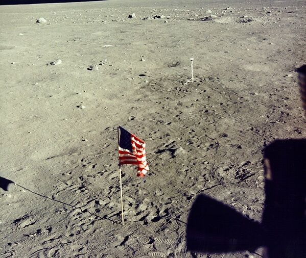 Американский флаг, установленный на поверхности Луны