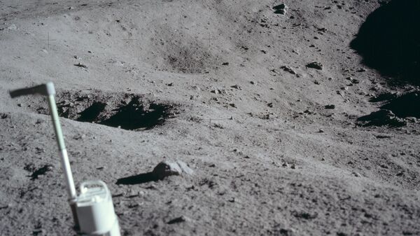 Поверхность Луны. Архивное фото