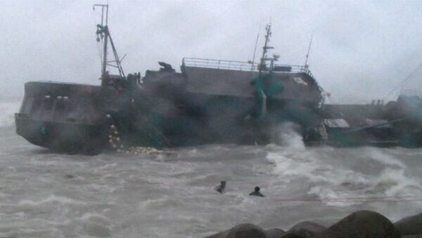Тайфун Болавен выбросил на скалы рыболовецкие судна