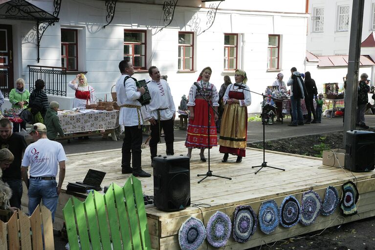 Выступление самодеятельного коллектива в Белозерске