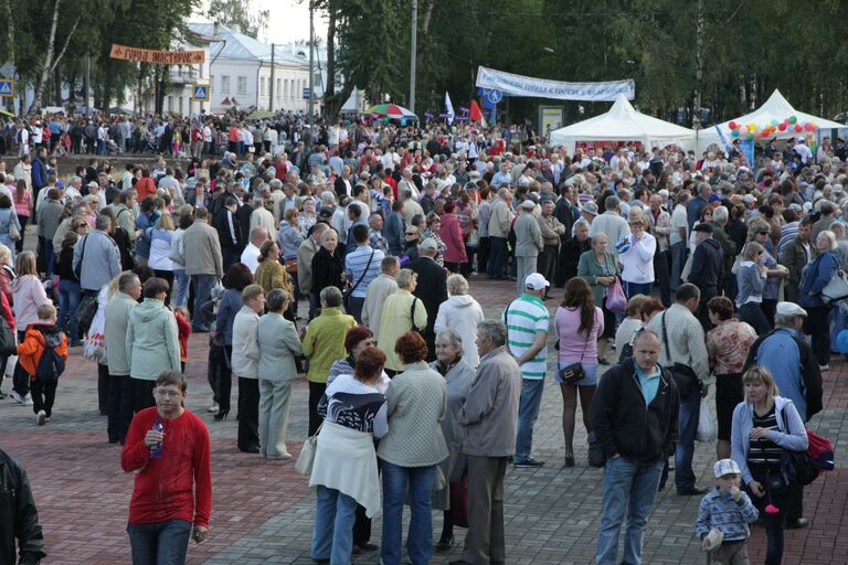 Народные гуляния на главной площади Белозерска