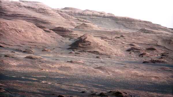 Цветной снимок Марса, сделанный марсоходом Curiosity