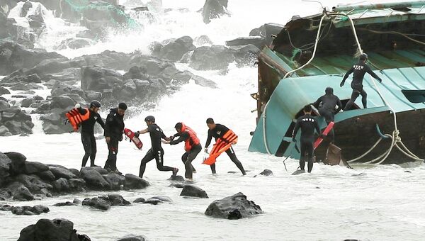 Операция по спасению китайских рыбаков, пострадавших от тайфуна Болавен