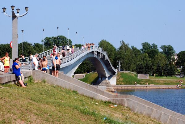 Пешеходный мост через реку Волхов в Новгороде часто называют