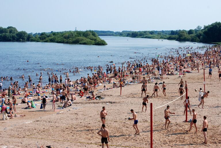 У пешеходного моста, прямо у стен Кремля расположился городс