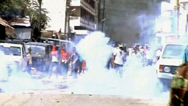 Полицейские кидают дымовые шашки в толпу протестующих мусульман в Кении