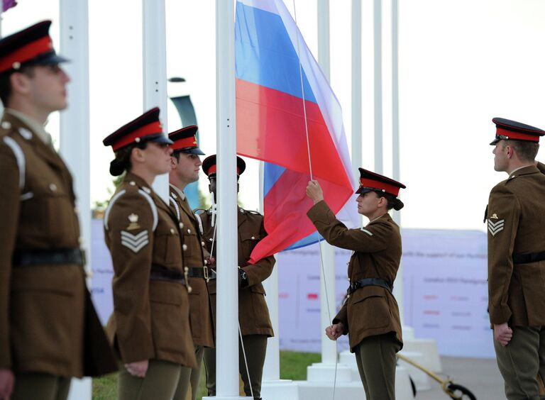 Церемония подъема флага России в Паралимпийской деревне