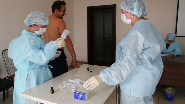 Медицинские работники проводят вакцинацию, архивное фото