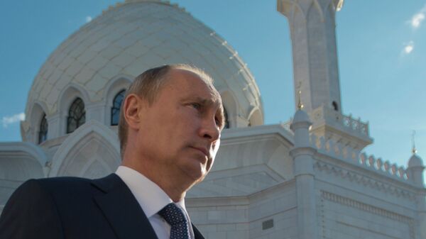 Президент РФ Владимир Путин на фоне мечети