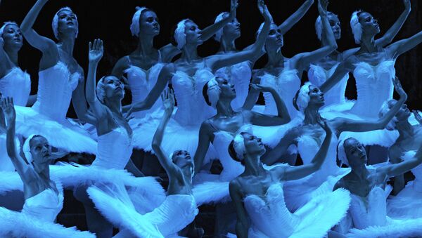 Сцена из балета на музыку П.И.Чайковского Лебединое озеро. Архивное фото