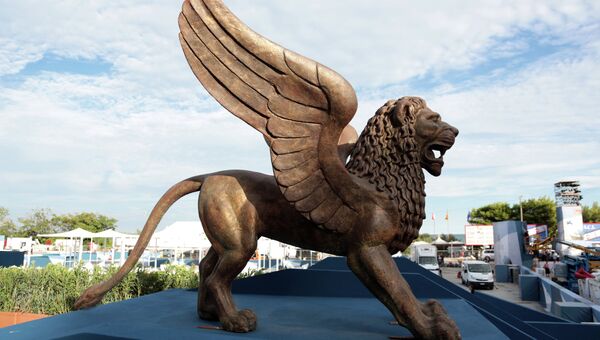 Фигура золотого льва неподалеку от места проведения Венецианского фестиваля