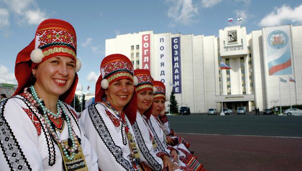 Женщины в национальных мордовских костюмах на улицах Саранска 