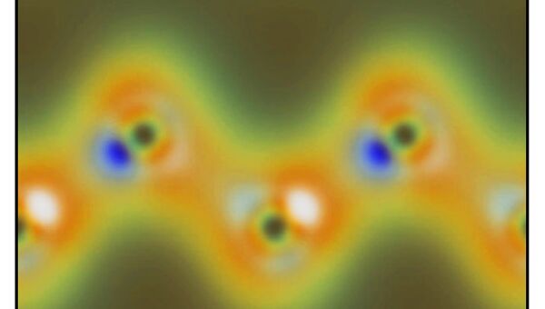 Обработанная фотография электронов, обращающихся вокруг атомов углерода в кристалле алмаза