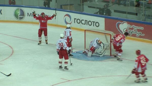 Команды Ковальчука и Малкина забивают шайбы во время товарищеского матча