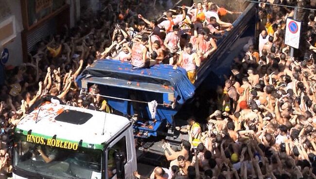 Тысячи людей бросали друг в друга помидорами на празднике La Tomatina