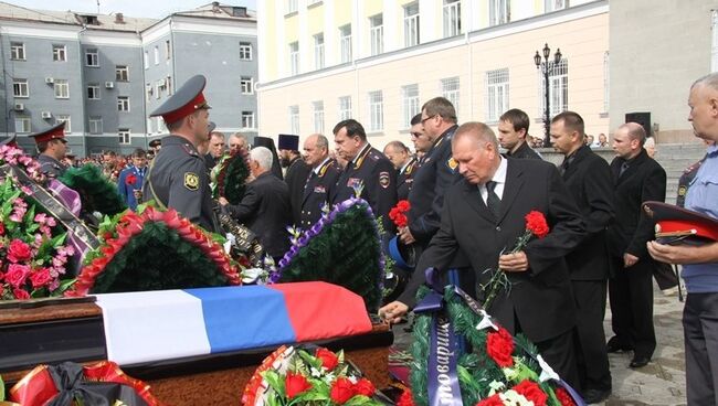 Прощание с убитыми в Дагестане сотрудниками алтайской полиции в Барнауле