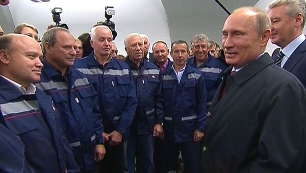 Путин передал метростроевцам Новокосино шайбу от жителей района