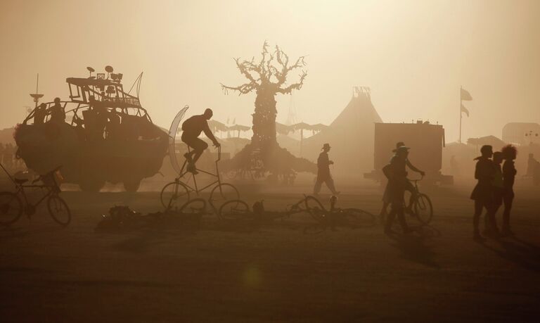 Фестиваль Burning Man в пустыне Блэк-Рок (Black Rock desert, пустыня Черной скалы) в штате Невада в США