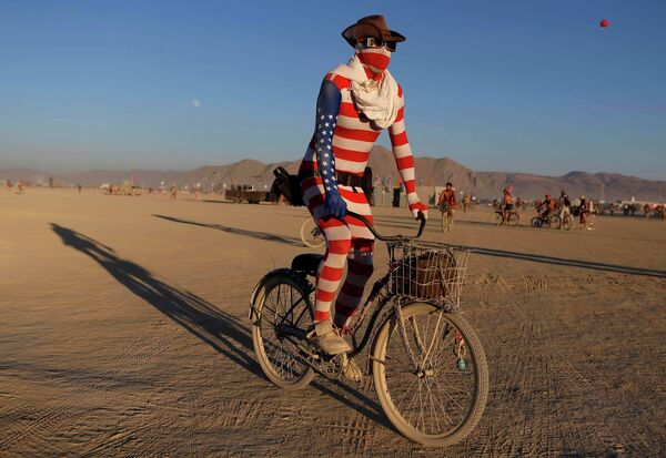 Участник фестиваля Burning Man в пустыне Блэк-Рок (Black Rock desert, пустыня Черной скалы) в штате Невада в США