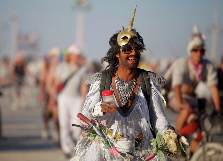 Участник фестиваля Burning Man в пустыне Блэк-Рок (Black Rock desert, пустыня Черной скалы) в штате Невада в США