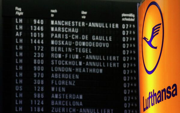 Стойка авиакомпании Lufthansa на фоне электронного табло в аэропорту Франкфурт-на-Майне