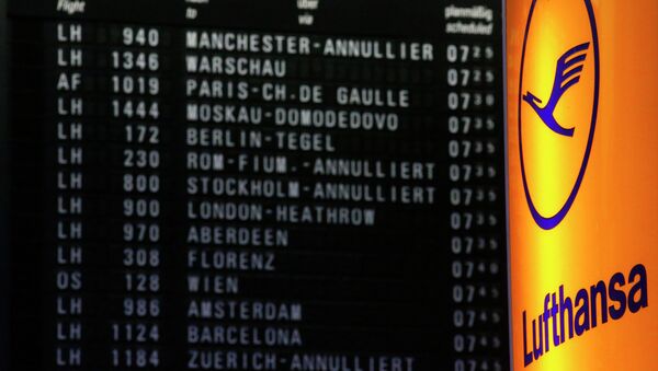 Стойка авиакомпании Lufthansa на фоне электронного табло в аэропорту Франкфурт-на-Майне
