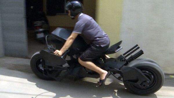 Фанат Бэтмена разъезжает по Вьетнаму на копии мотоцикла супергероя