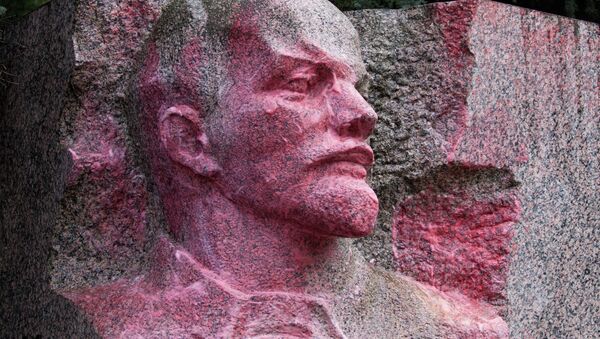 Вандалы облили краской памятник Ленину в Санкт-Петербурге