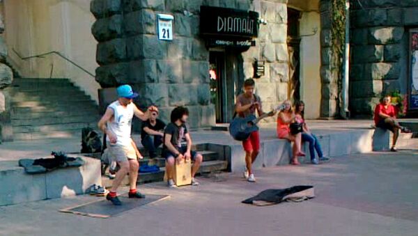 В Киеве на Крещатике уличные артисты бьют чечетку под гитару