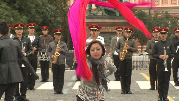 Русская песня в исполнении сингапурцев и танец дракона на Красной площади