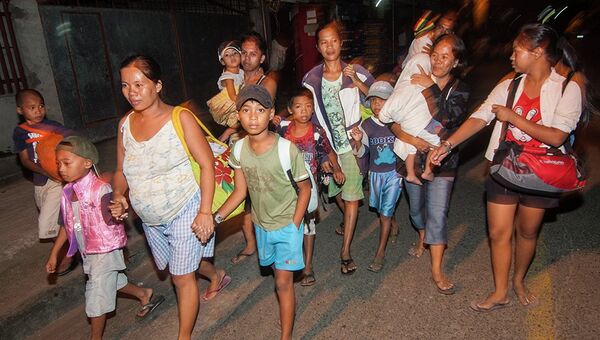Жители Филиппин эвакуируются из-за угрозы цунами