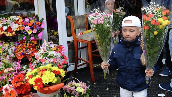 Жители Москвы приобретают цветы в преддверии 1 сентября. Архивное фото