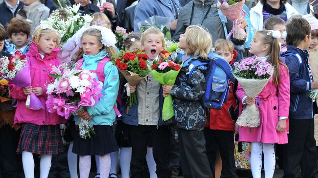 Первоклассники на торжественной линейке