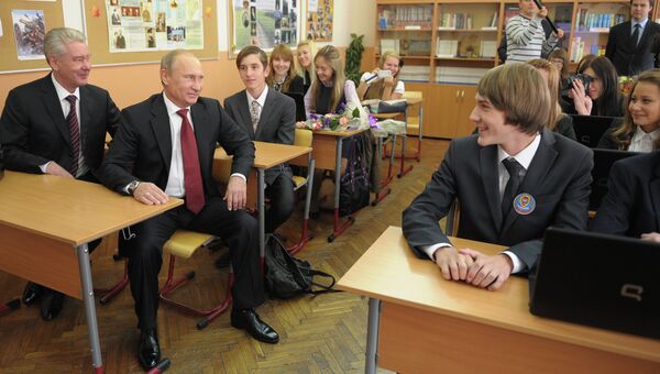 Президент РФ Владимир Путин во время посещения московской гимназии №1519