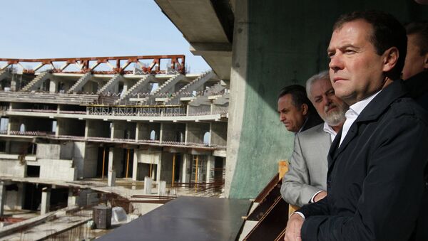  Дмитрий Медведев во время посещения строящегося стадиона Зенит-Арена