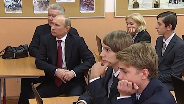 Путин с Собяниным сели за парту московской школы в День знаний 