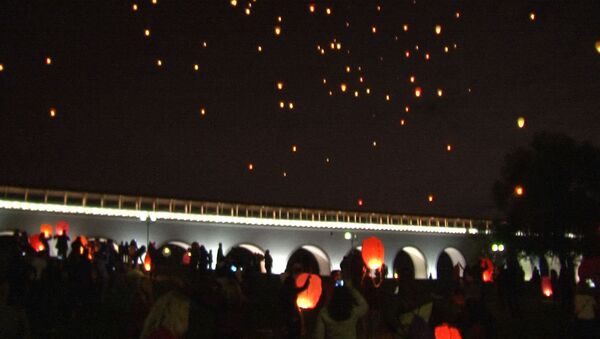 Тысячи китайских фонарей зажглись в небе Москвы в День города