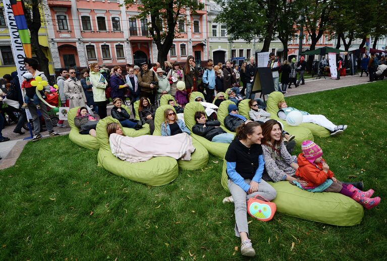 Горожане смотрят фильмы в рамках празднования Дня города