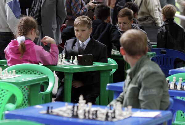Дети играют в шахматы на Страстном бульваре