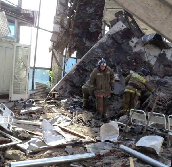 Разбор завалов на месте обрушения крыши автовокзала в Кузбассе