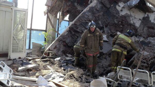 Разбор завалов на месте обрушения крыши автовокзала в Кузбассе