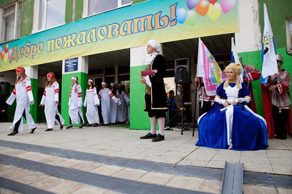 Екатерина Великая и Михаил Ломоносов открыли школу в Великом Новгороде