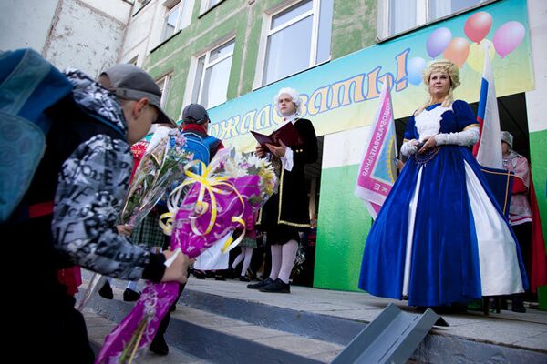 Екатерина Великая и Михаил Ломоносов открыли школу в Великом Новгороде