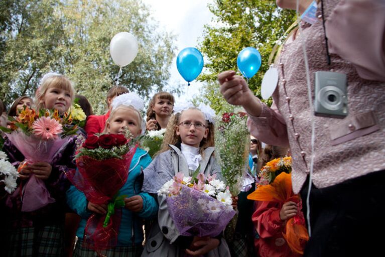 Екатерина Великая и Михаил Ломоносов открыли школу в Великом Новгороде