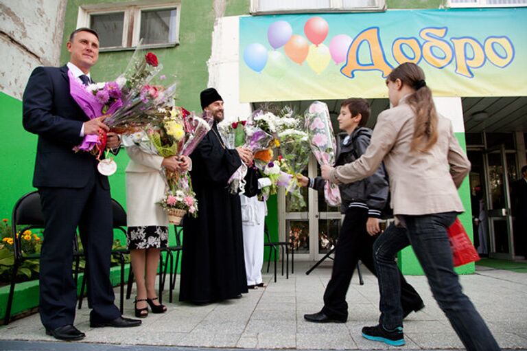 Екатерина Великая и Михаил Ломоносов открыли школу в Великом Новгороде