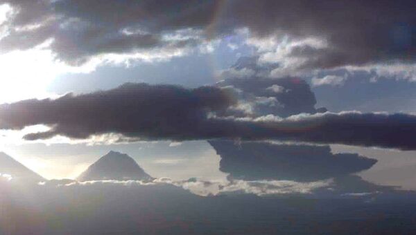 Пепловый шлейф от взрывного извержения вулкана Безымянный на Камчатке