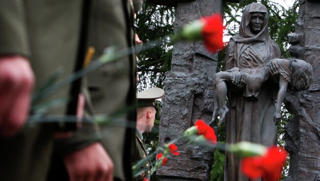 Памятник детям погибшим в теракте 1 сентября 2004 года в Беслане. Архив